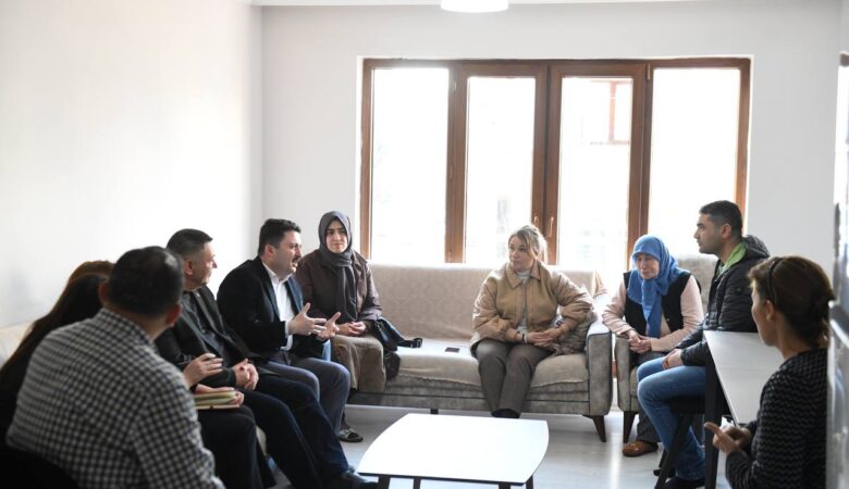 BAŞKAN AVCI DEPREMZEDE AİLELERİ ZİYARET ETTİ.