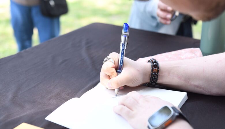 YAZARLARA BÜYÜK İLGİ