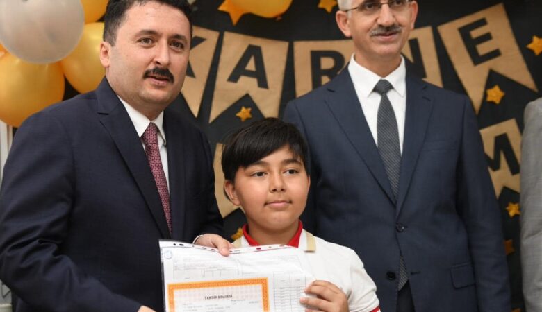 BAŞKAN AVCI ÇOCUKLARIN KARNE HEYECANINA ORTAK OLDU