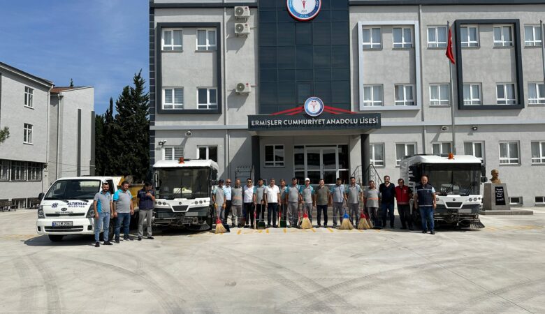 ALTIEYLÜL’DEN OKULLARA TEMİZLİK SEFERBERLİĞİ