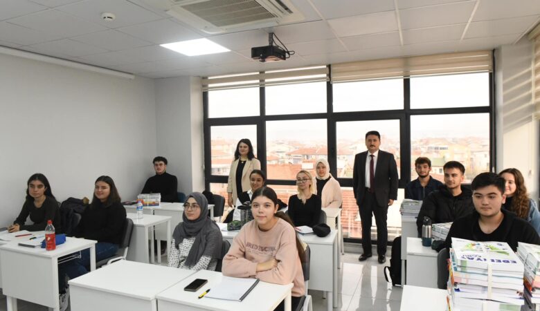 “GENÇLERİMİZLE GELECEĞİMİZİ İNŞA EDİYORUZ”